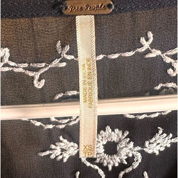 Free People Boho Blues Top Dark Navy Bold Embroidery Blouse Size XS 📦 - Picture 5 of 9